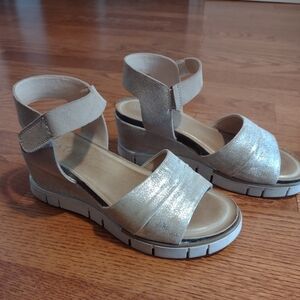 Diba True Bubble Pop Wedge Sandals- Size 9- Great condition!